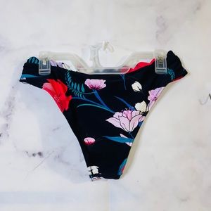 Cupshe black floral bikini bottoms with scalloped waist. Size medium